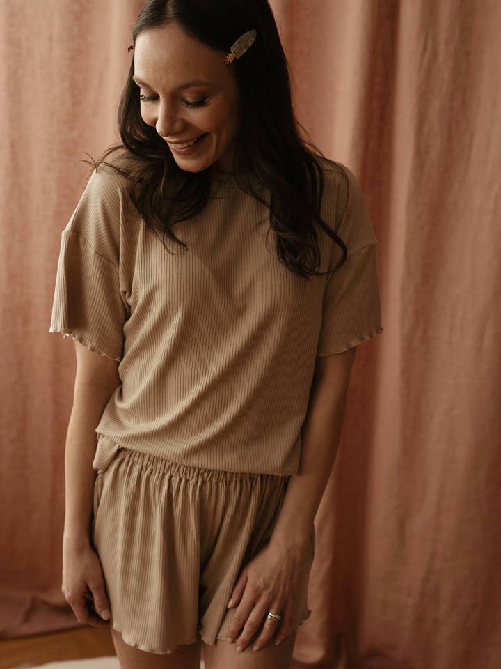 Geribd t-shirt met ruches / zandkleurig voor wholesale door Evelina Apparel