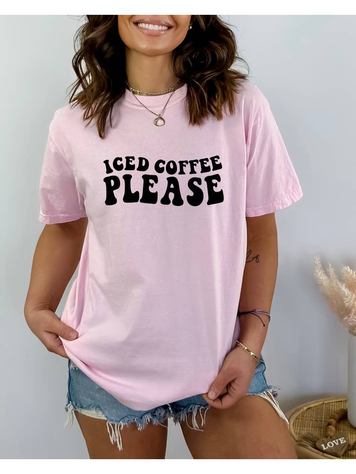 Desert Raine – Engroshandel T-shirt med print - Dame – Iced Coffee Please T-shirt - Kaffeelsker - Grafisk T-shirt