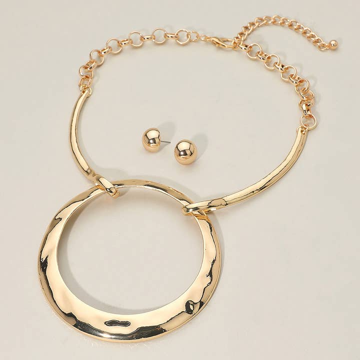 Kühne moderne Halskette mit gehämmertem Metallkreis-Anhänger als Akzent. für den Großhandel von Sensibling Corp.