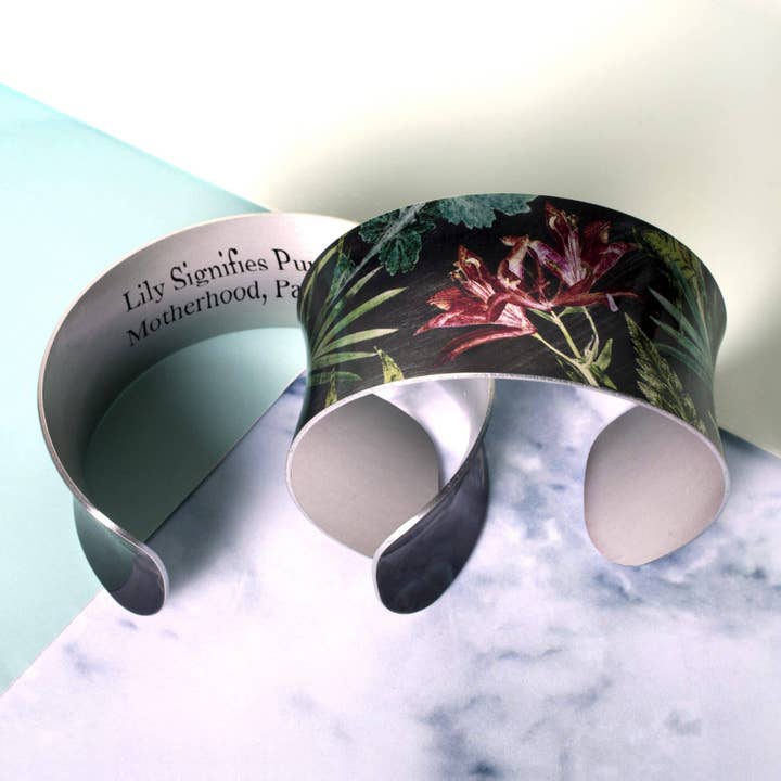 Armreif mit Blumenmotiv von May Lily Birth für den Großhandel von Gillian Arnold Jewellery