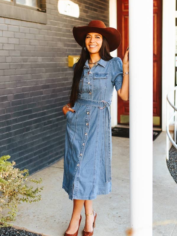 Robe en jean à col boutonné avec ceinture et conchos, lavage moyen pour la vente par LUCKY & BLESSED