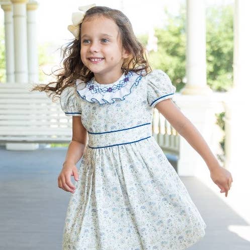 Pigens “Mia & Jules” kjole med flæsekrave for engroshandel hos Marco and Lizzy