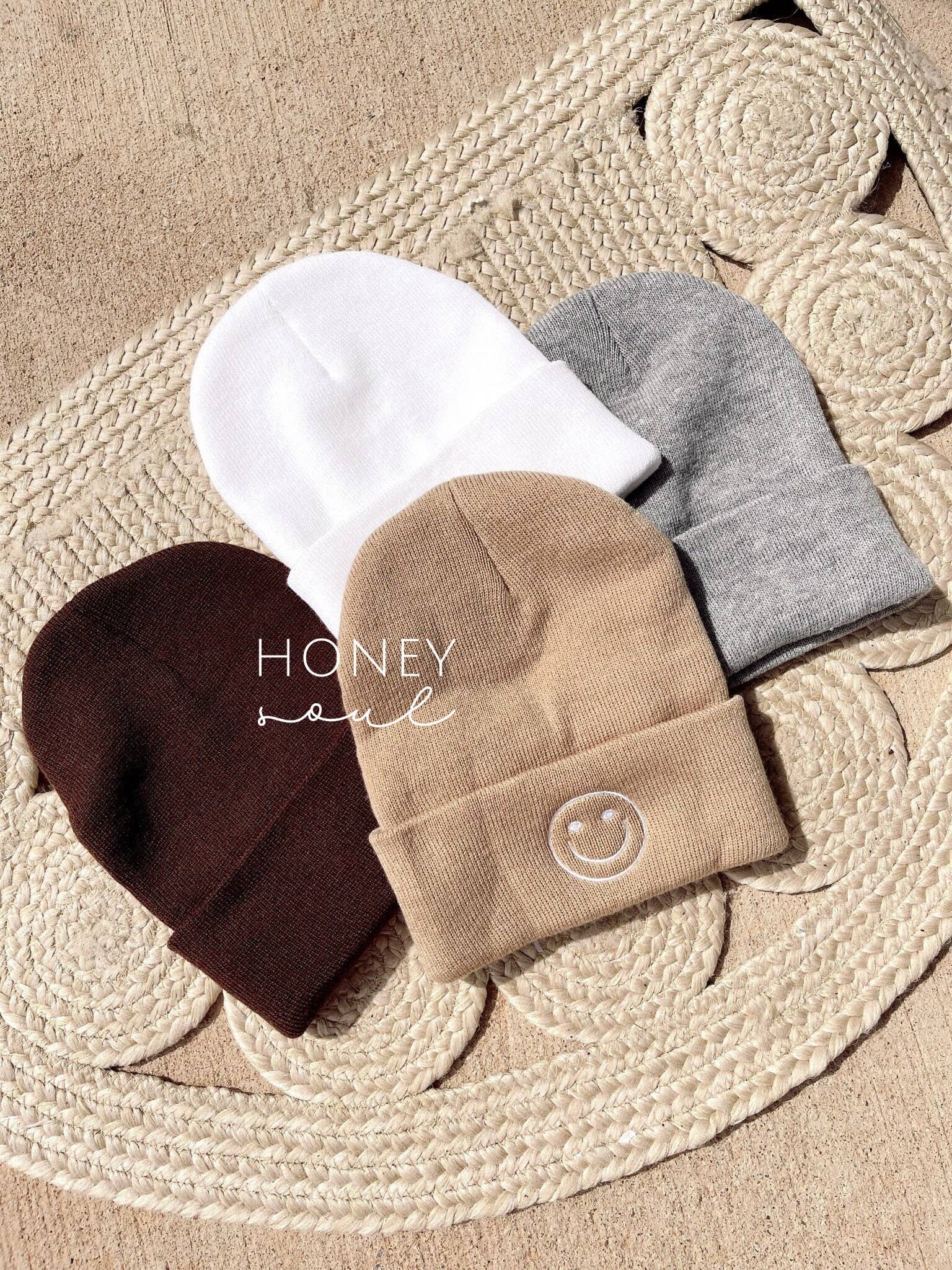 Honey Soul LLC – Großhandel Beanie – Damen – Strickmütze mit gesticktem Smiley2