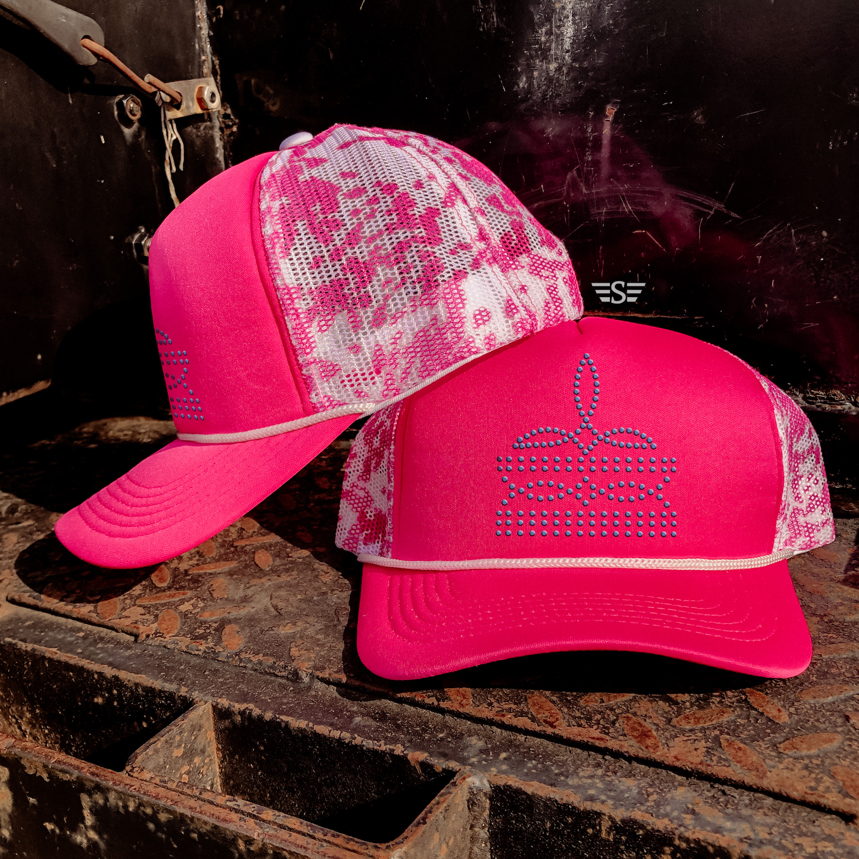 Flying S Company - Venta al por mayor Gorra trucker - Mujer - Gorra Trucker de Malla Estampada con Costura de Bota de Pedrería10