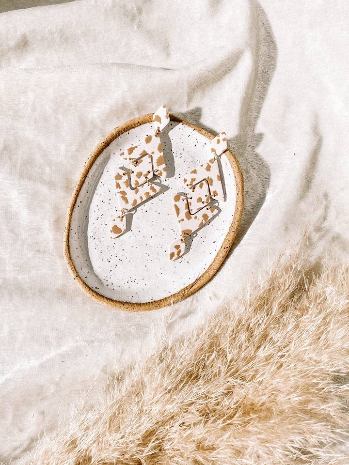 Imprimé Hadley in Tan + Cream Vache pour la vente par Corvega Clay Goods