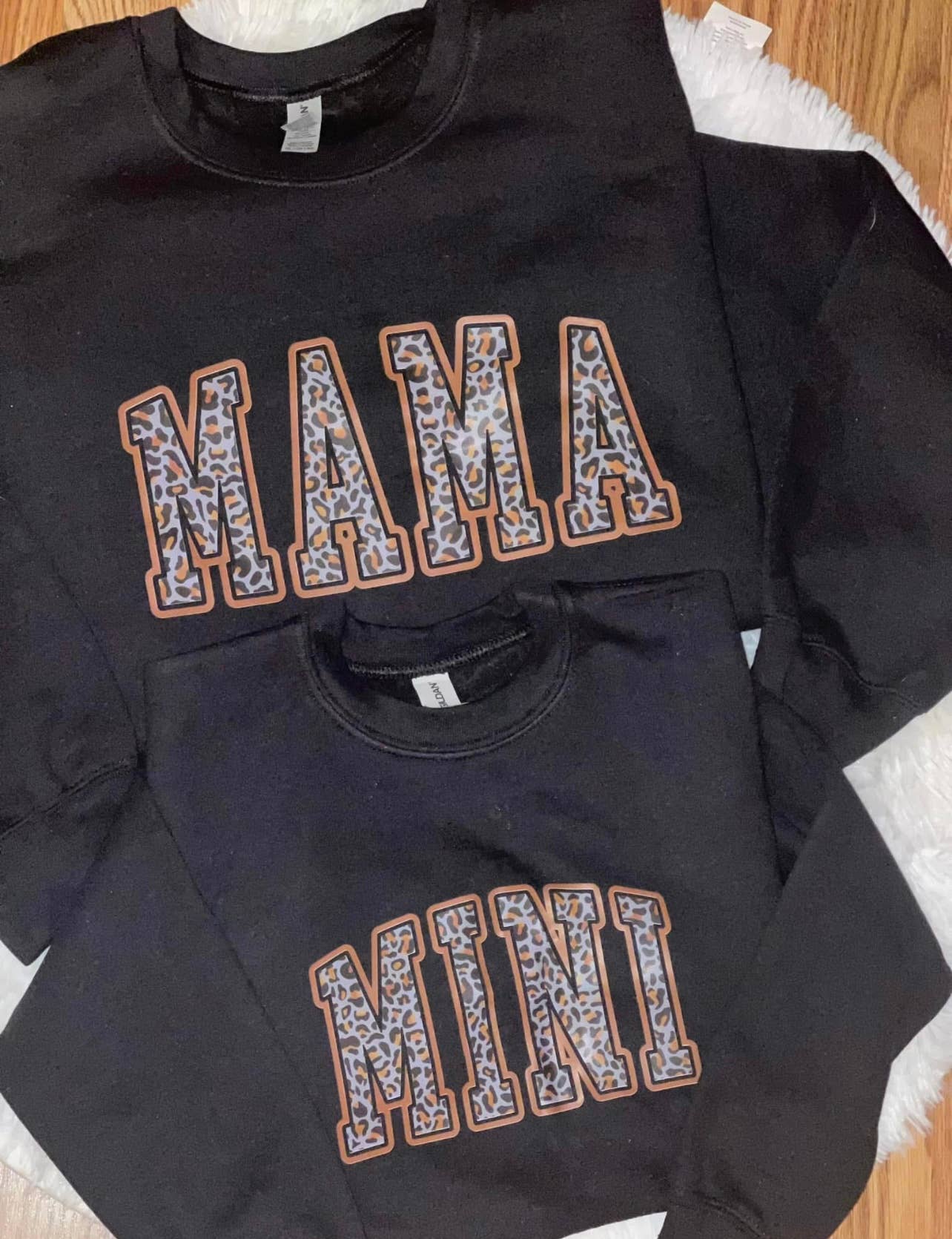 StricklandDesignCo – wholesale Mommy & me-set – Mama/mini leopardmönstrade sweatshirts vuxen/ungdom/småbarn storlek0