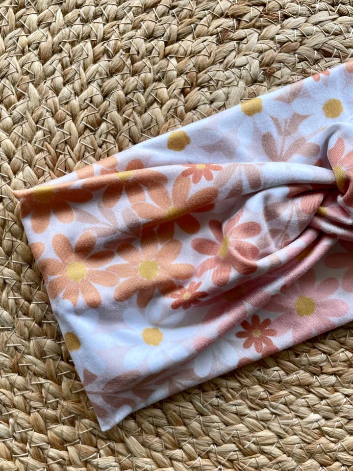 Strickstirnband mit Gänseblümchenmuster für den Großhandel von Designs by Rachel Joy