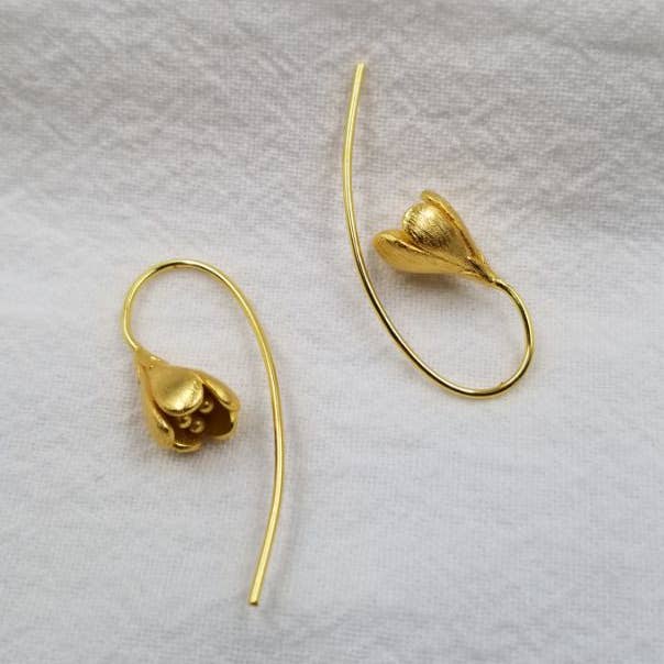 Gouden hoepeloorbellen met tulpen voor wholesale door ENA Jewelry