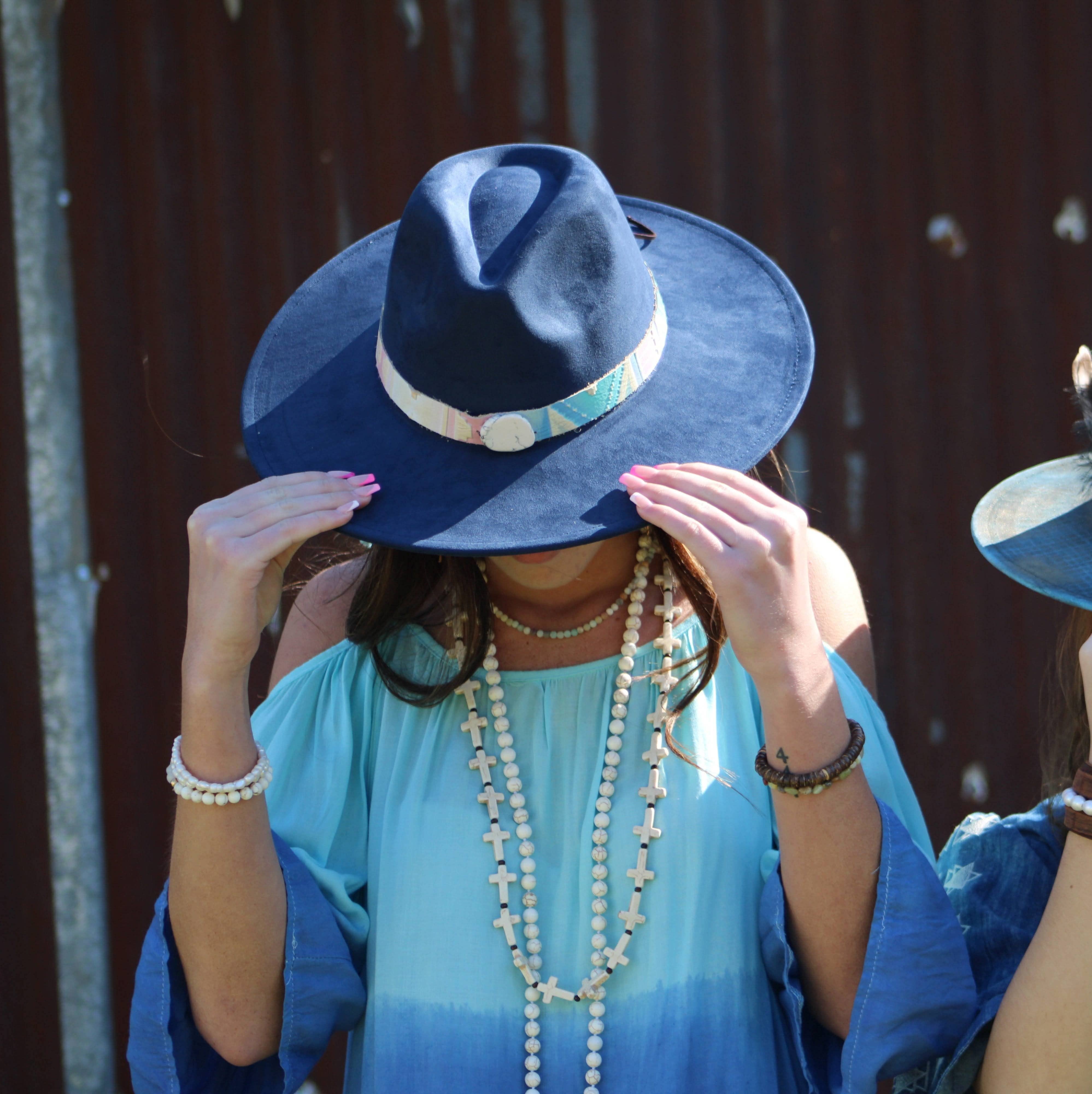 The Jewelry Junkie - Vendita all'ingrosso Collane di perline/perle - Collana con croce in turchese bianco e perline di legno 258o5