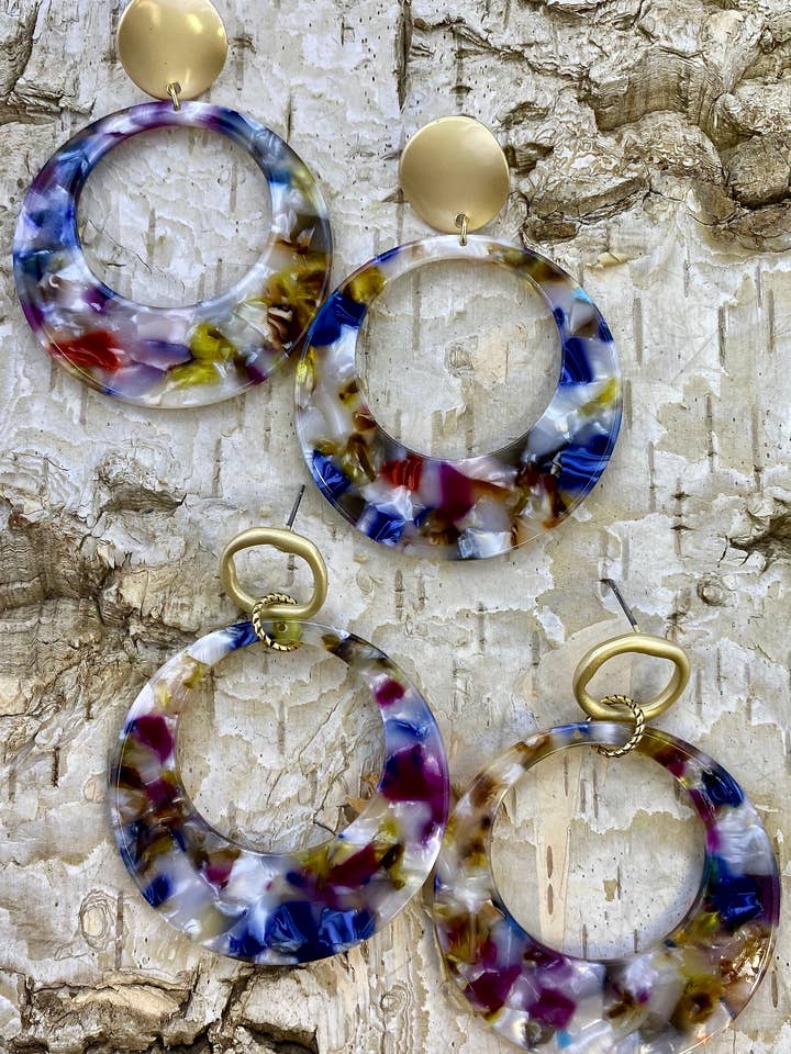 Boucle d'oreille cercle en acétate multicolore pour la vente par Cre8tv Qn
