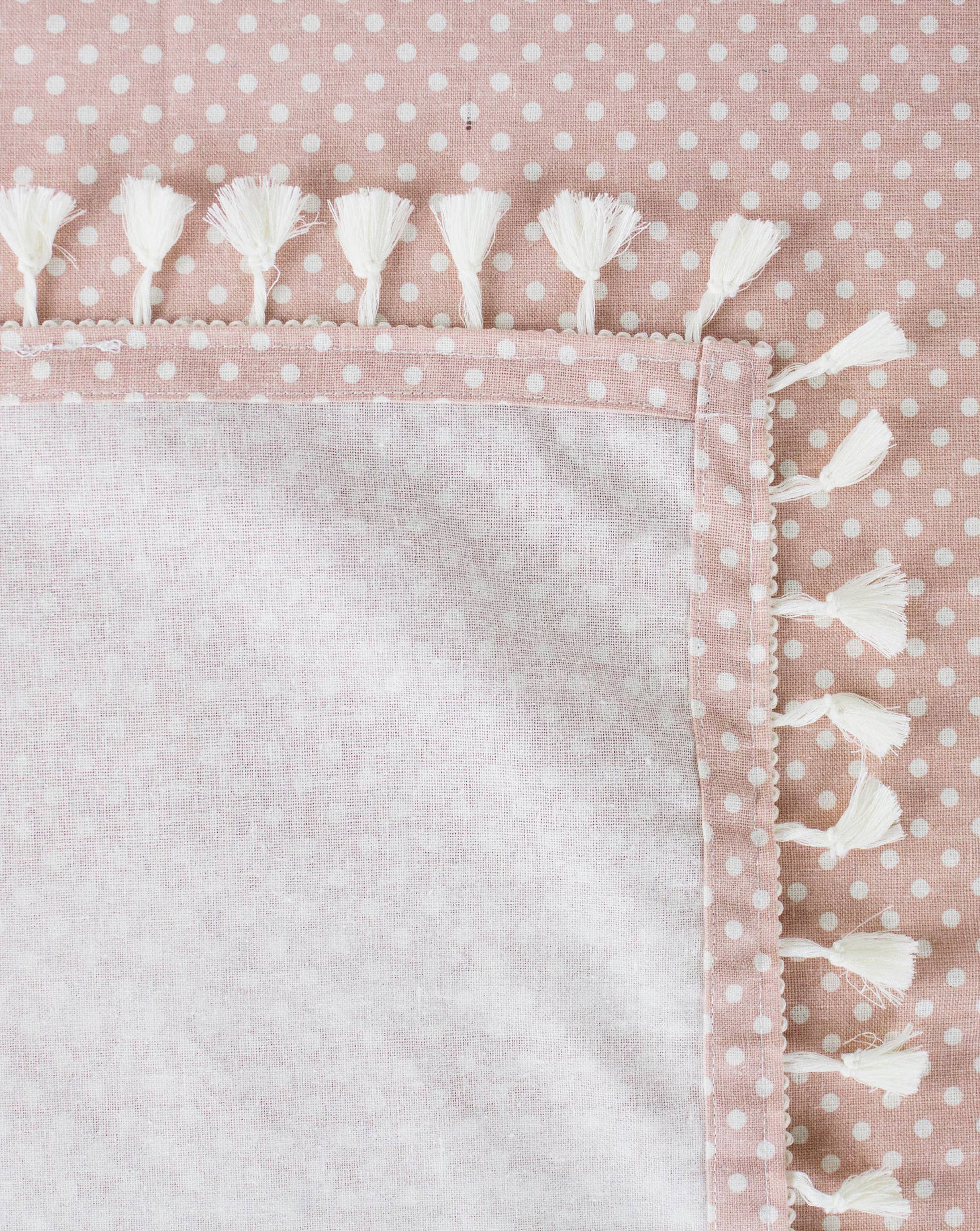 Fennco Styles - Vendita all'ingrosso Tovaglie - Tovaglia in misto cotone rosa con nappine a pois bianchi3