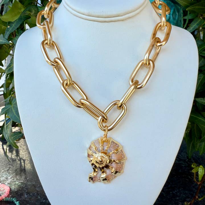 Allie Beads - Wholesale Pendant/Charm Necklace - Gold Chain Necklace + Seashell Pendant