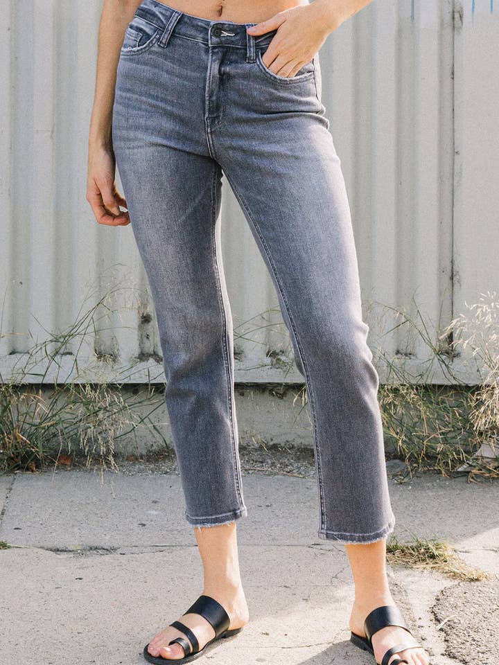 JEANS DRITTI CORTI ELASTICIZZATI A VITA ALTA F4754 per la vendita all'ingrosso da parte di FLYING MONKEY