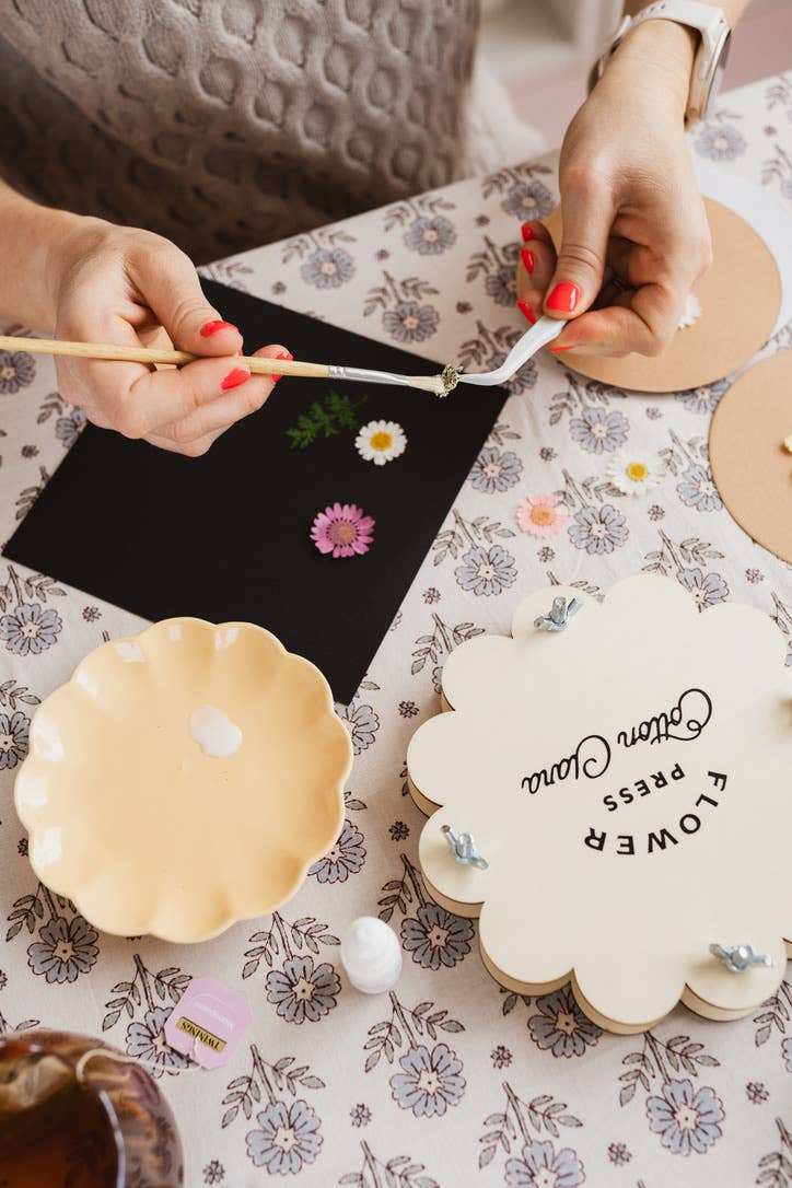 Cotton Clara Craft Kits & Supplies - Vendita all'ingrosso Kit per lavoretti fai da te - Kit per principianti per pressare fiori in legno con design circolare smerlato, strumenti e progetti7