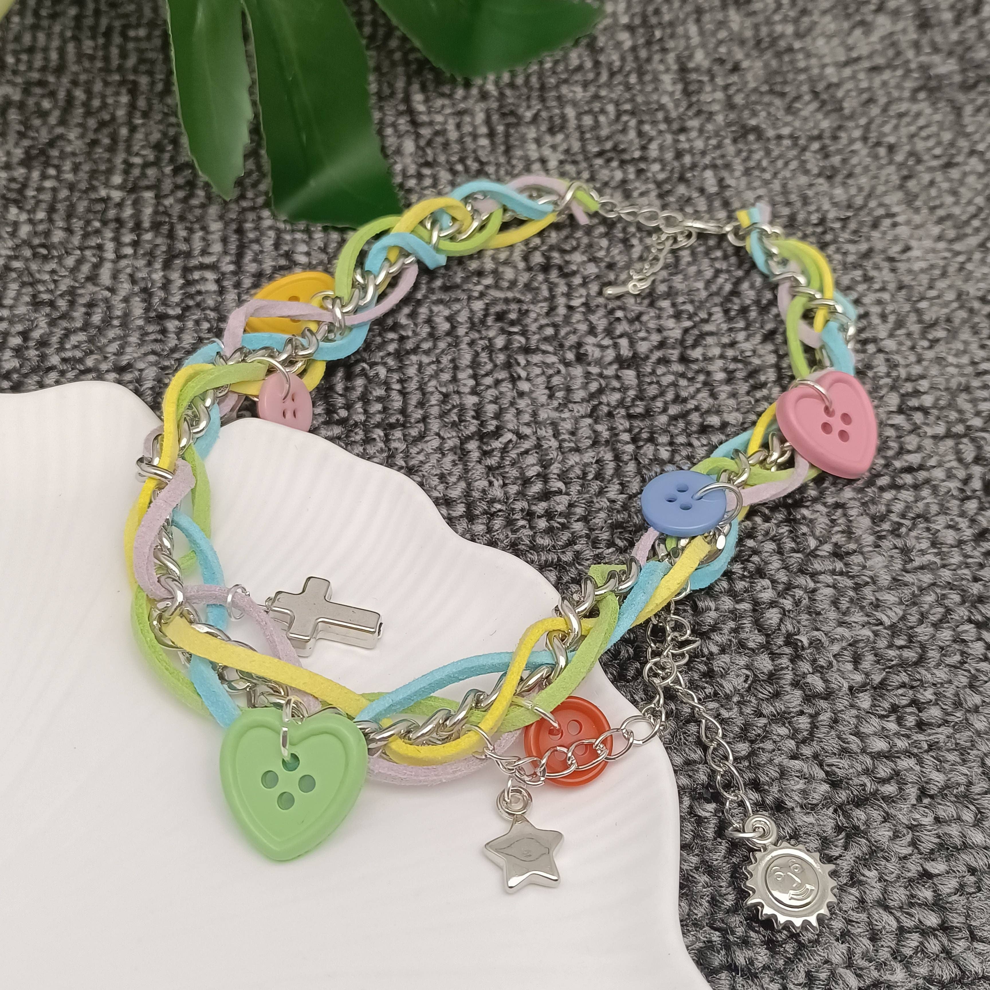 Mio Queena – Großhandel Halskette – Kinder – YK - Handgewebte Halskette mit kreuzfarbenem Knopfanhänger1