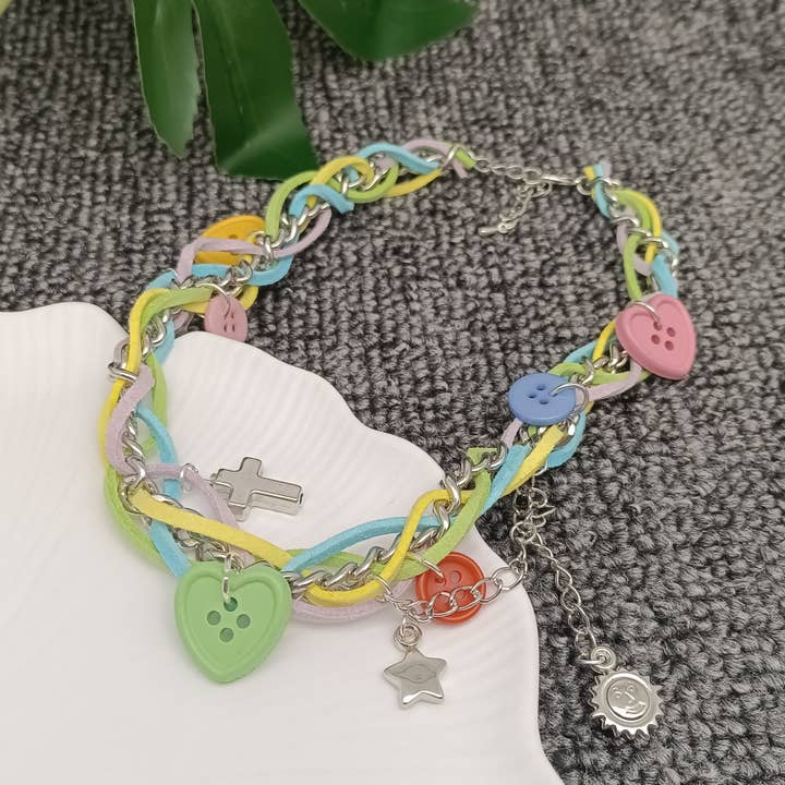 Mio Queena – Großhandel Halskette – Kinder – YK - Handgewebte Halskette mit kreuzfarbenem Knopfanhänger1