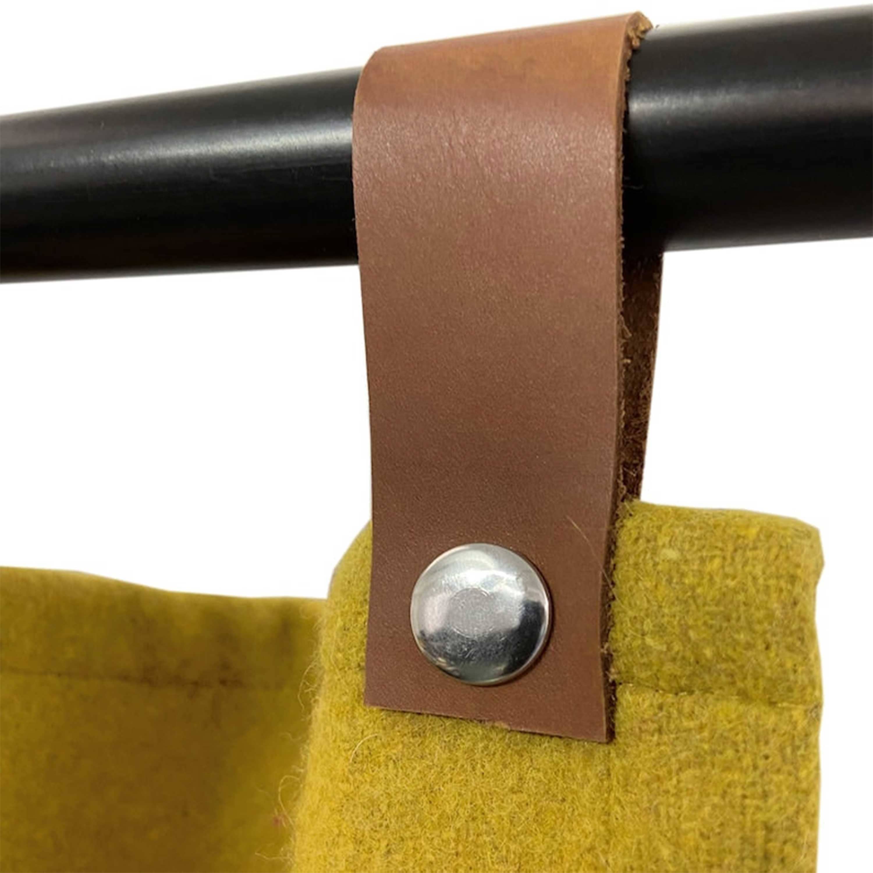 Amore Beauté – Großhandel Vorhang – Senffarbene Wollvorhänge mit Lederbändern und Lederbesatz14