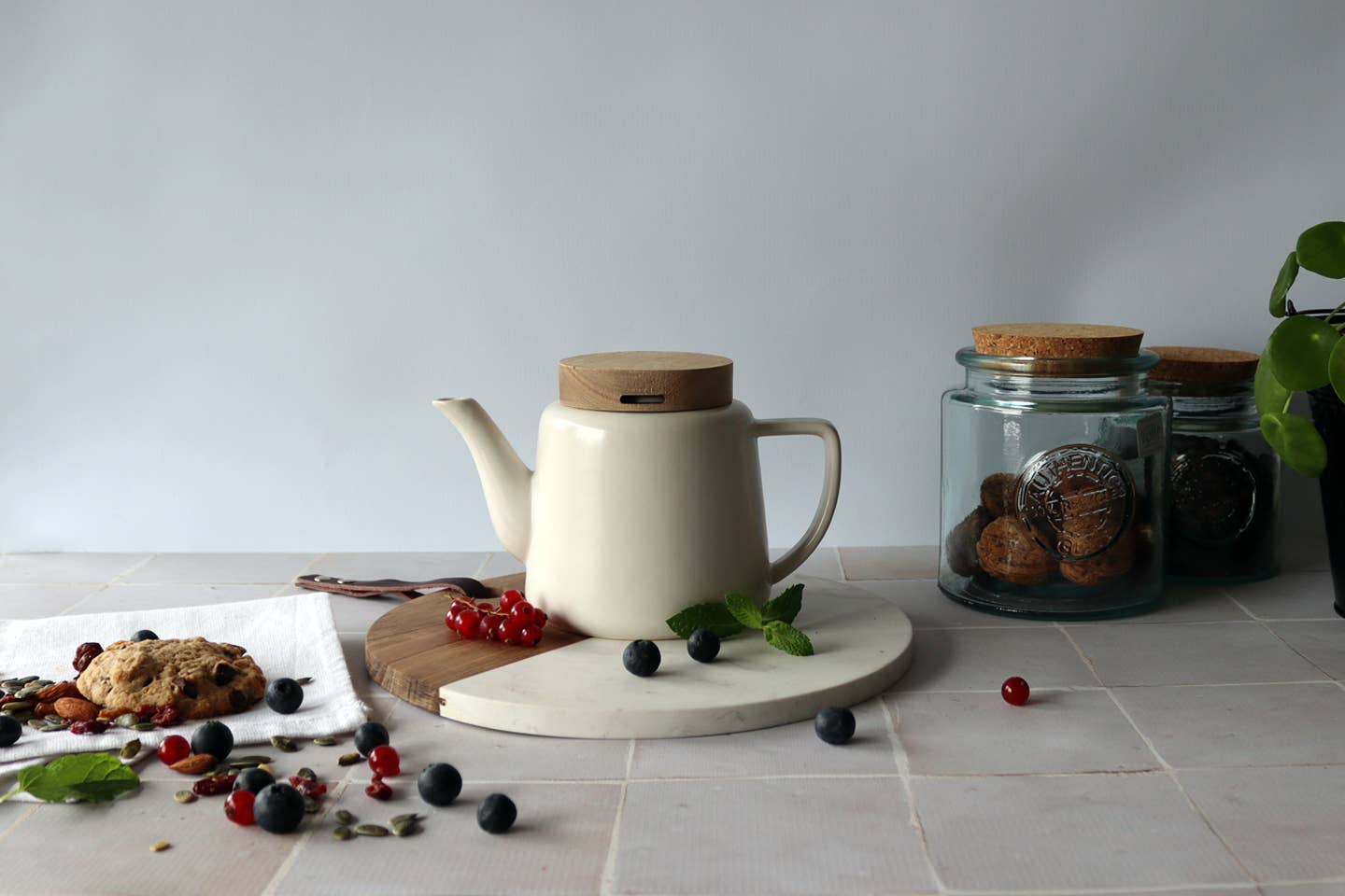Ogo living – wholesale Tea pot – Enzo white porcelain teapot with wooden lid 680 ml3
