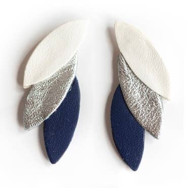 Boucles puces 3 pétales - cuir blanc argenté bleu nuit pour la vente par Chenoha Studio