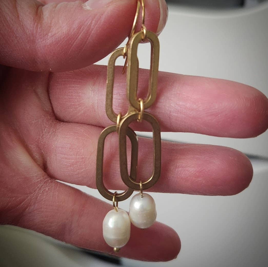 Sara Sela Jewelry - Vente Boucles d'oreilles pendantes - Boucles d'oreilles pendantes ovales en laiton, lapis-lazuli et perles4