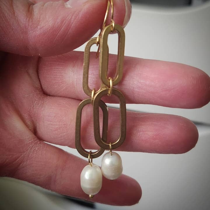 Sara Sela Jewelry - Vente Boucles d'oreilles pendantes - Boucles d'oreilles pendantes ovales en laiton, lapis-lazuli et perles4