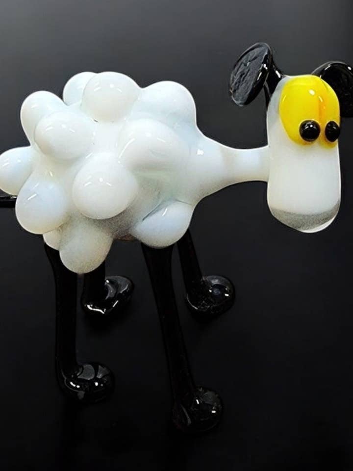 Figurine en verre aux couleurs naturelles - Fait main - Motif mouton blanc pour la vente par Glass by Iness