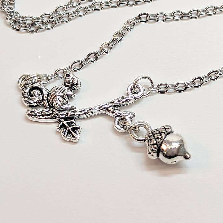 Stylish Jewelry Supply - Venta al por mayor Collares con colgantes/abalorios - Collar de plata antigua con ardilla en rama con bellota