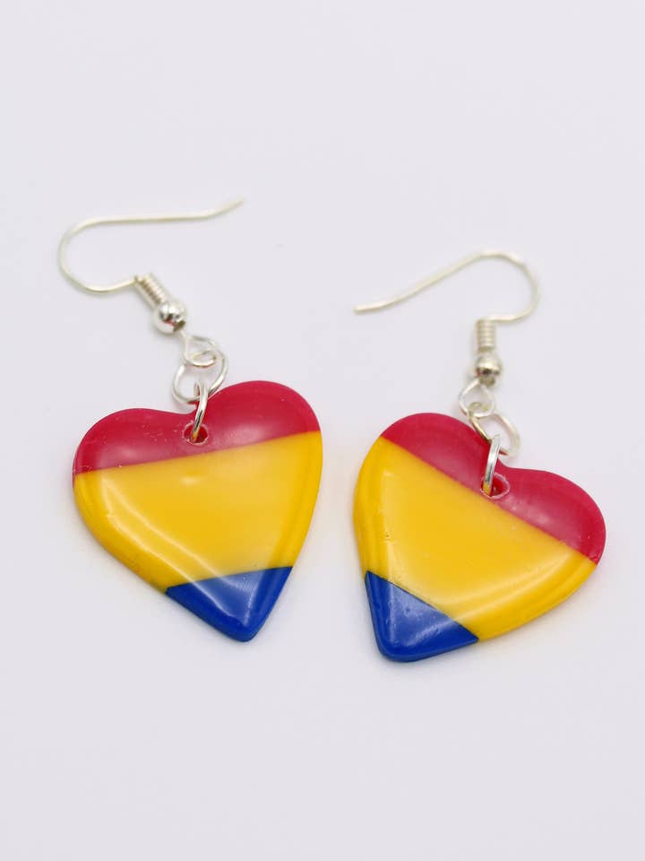 Pendants d'oreilles cœur pansexuel pour la vente par KelZo Jewellery