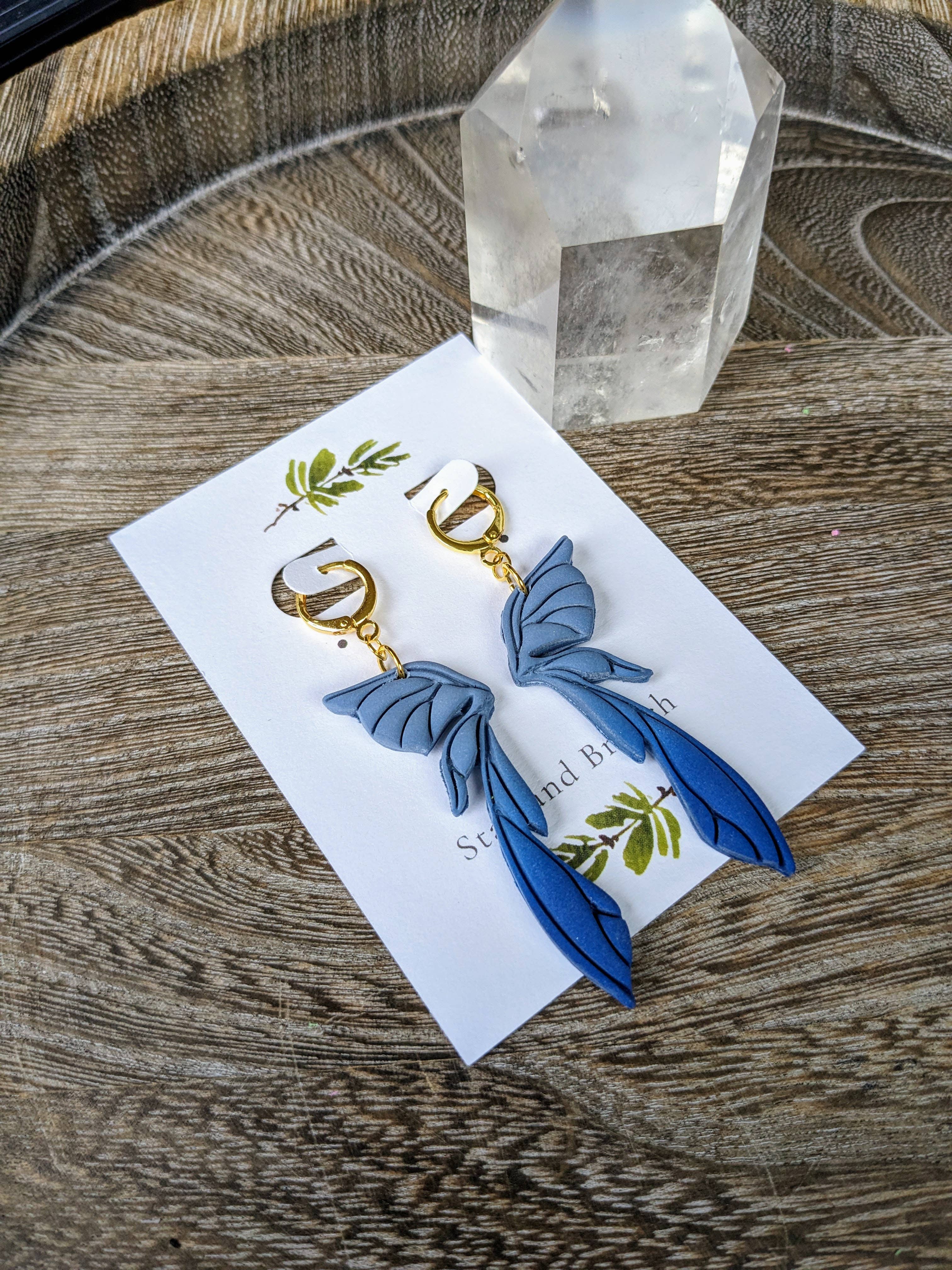 Stag and Branch - Vente Boucles d'oreilles pendantes - Créoles Huggie en pâte polymère Fairy Wing | Colorway Nymph1