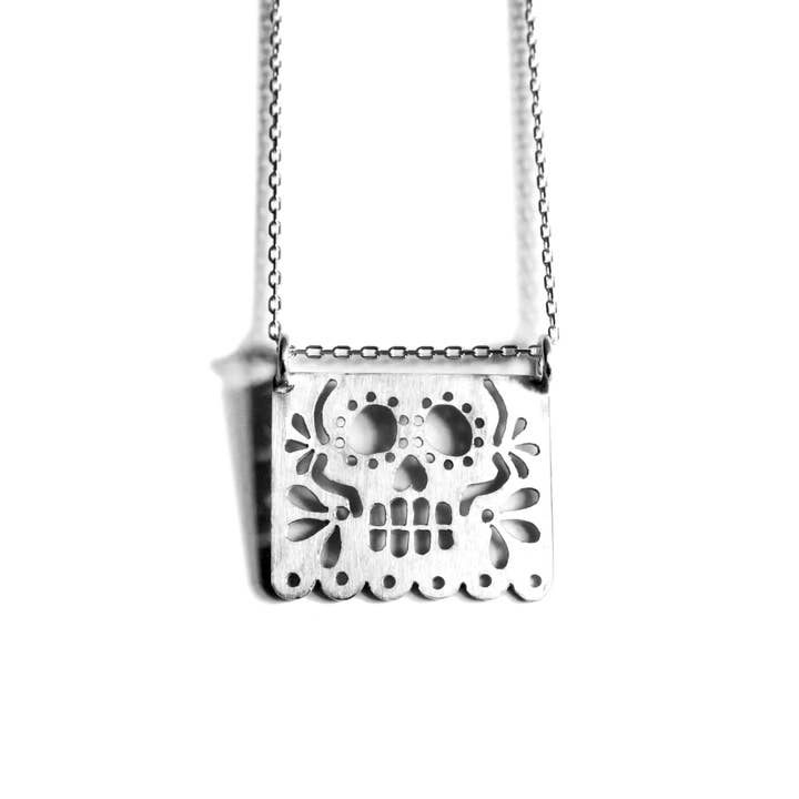 Papel Picado Sugar Skull Halskæde, 18 „Calavera for engroshandel hos Kalai Jewelry