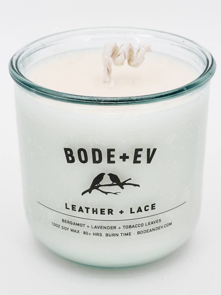 Cuir + Dentelle : Bergamote + Lavande + Feuilles de Tabac pour la vente par Bode+Ev