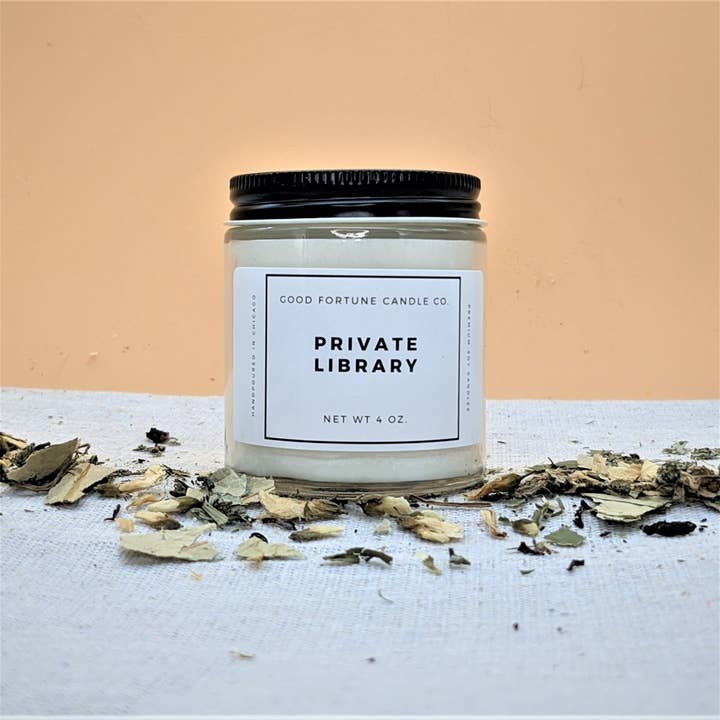 Bibliothèque privée | Bougie parfumée à la cire de soja de qualité supérieure | Bougie en bois de la librairie Leather Books | Fait main à Chicago | 16 oz 8 oz 4 oz pour la vente par Good Fortune Candle Company