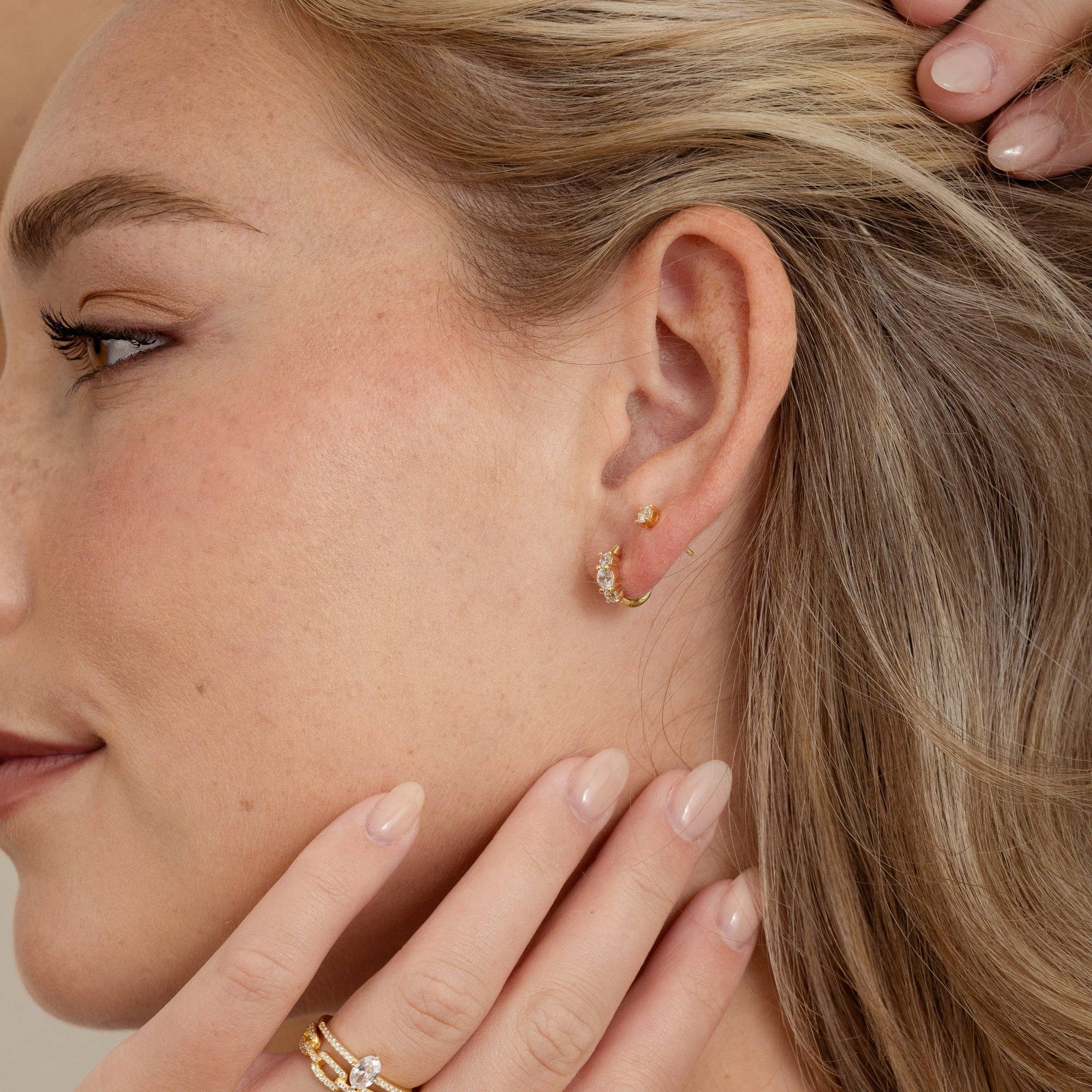 Sami Jewels - Vendita all'ingrosso Orecchini a cerchietto - Tre cerchi Huggie in pietra5