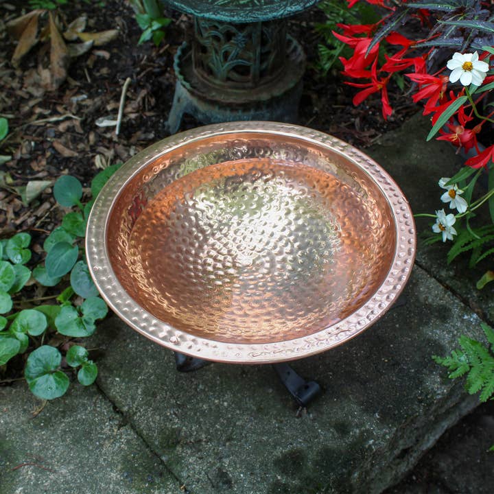 ACHLA Designs - Vendita all'ingrosso Vasche per uccelli - Vaschetta per uccelli in rame martellato con bordo - Supporto per treppiede3
