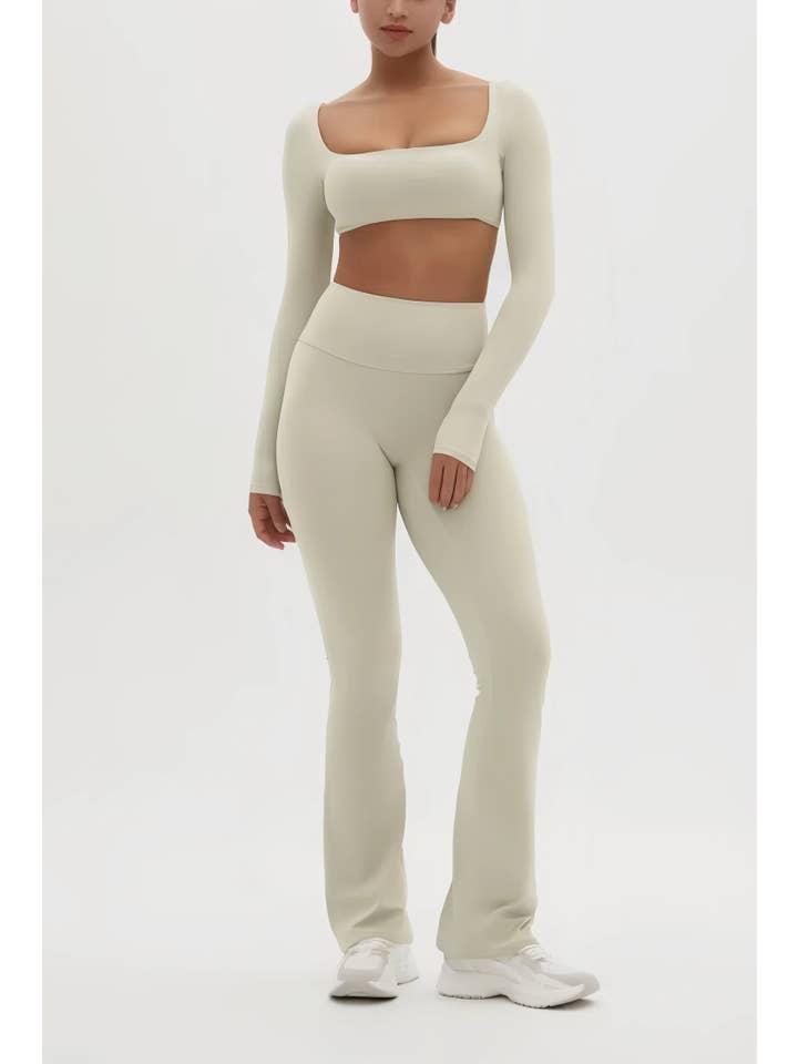 Mantra Active - Venta al por mayor Conjunto de ropa deportiva - Mujer - Conjunto de Ropa Deportiva: Top Corto Super Zoey y Pantalón de Yoga Acampanado4