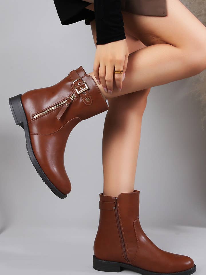 DM872-19, Kurze Stiefeletten aus Kunstleder mit Riemen und Schnalle und für den Großhandel von BELLICY / Cink-me