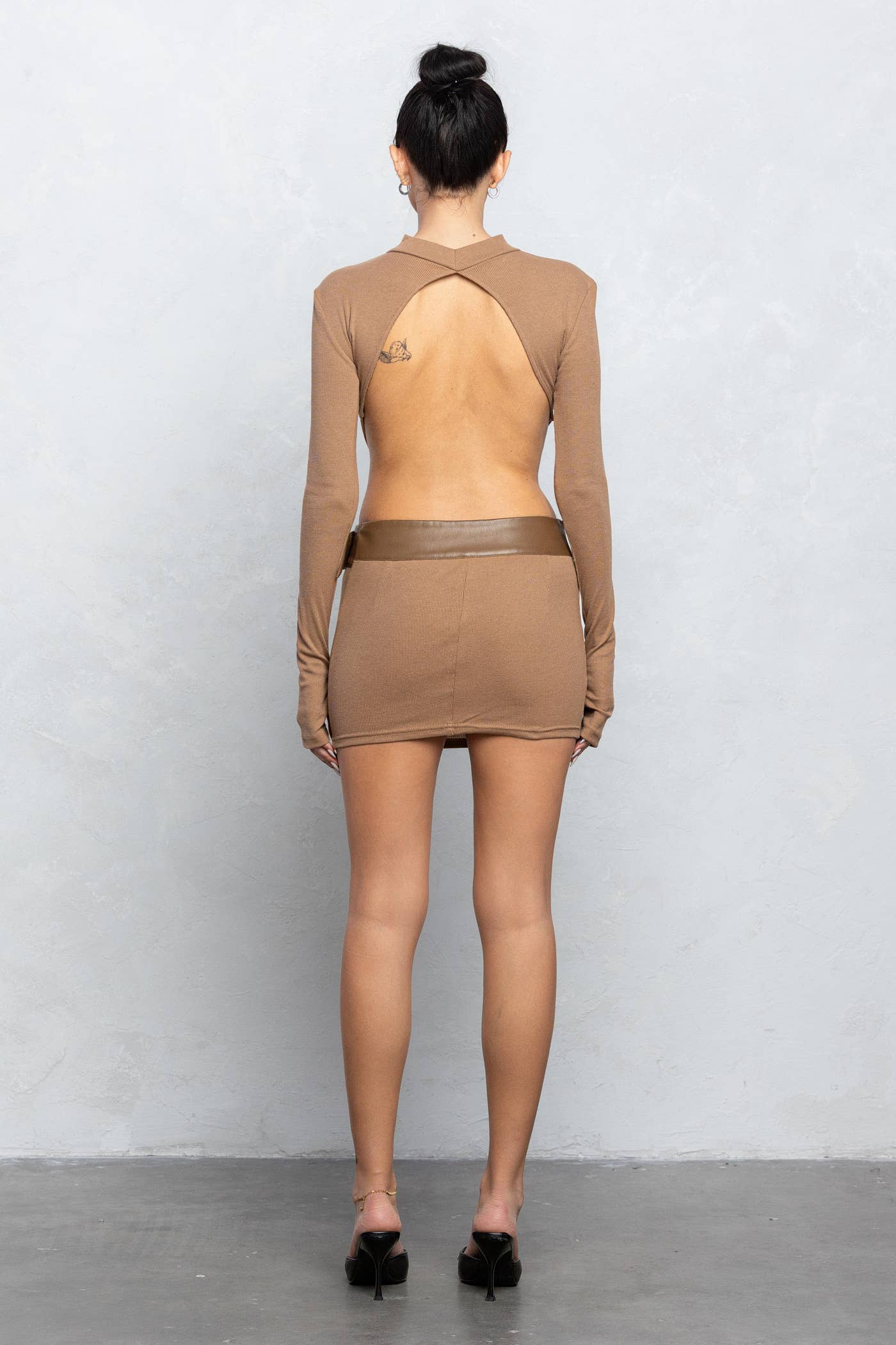 No Vacancy - Vente Robe – femme - Robe mini en maille avec col montant et dos ouvert ceinturé2