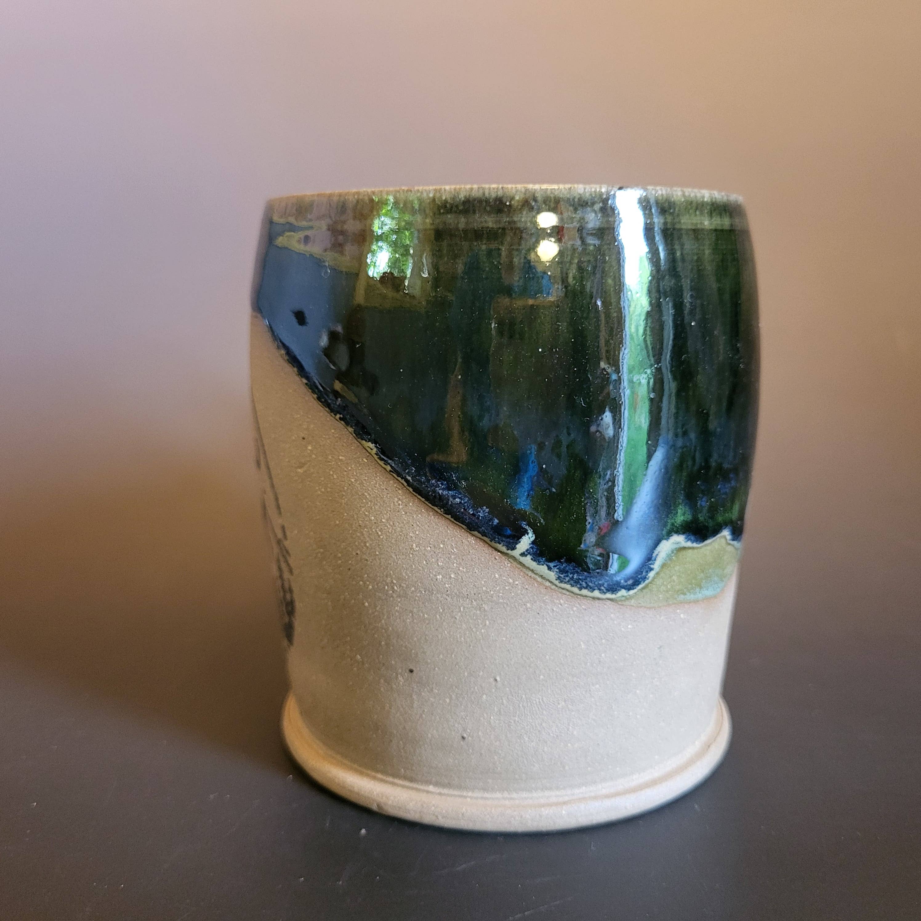 Divine Vessels Pottery - Vente Tasse à café - Emblème stylisé de Bigfoot avec glaçure vert foncé4