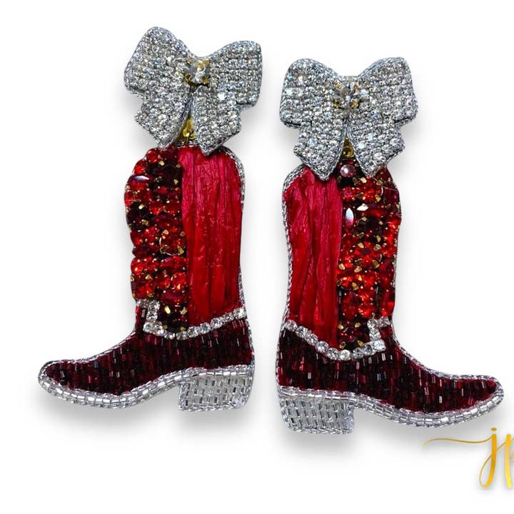 Brincos de Bota Cowgirl Game Day com miçangas em strass carmesim e ráfia com laços de coquete - Joalheria Game Day, Team Colors por atacado de Jenny Patrick Designs ™