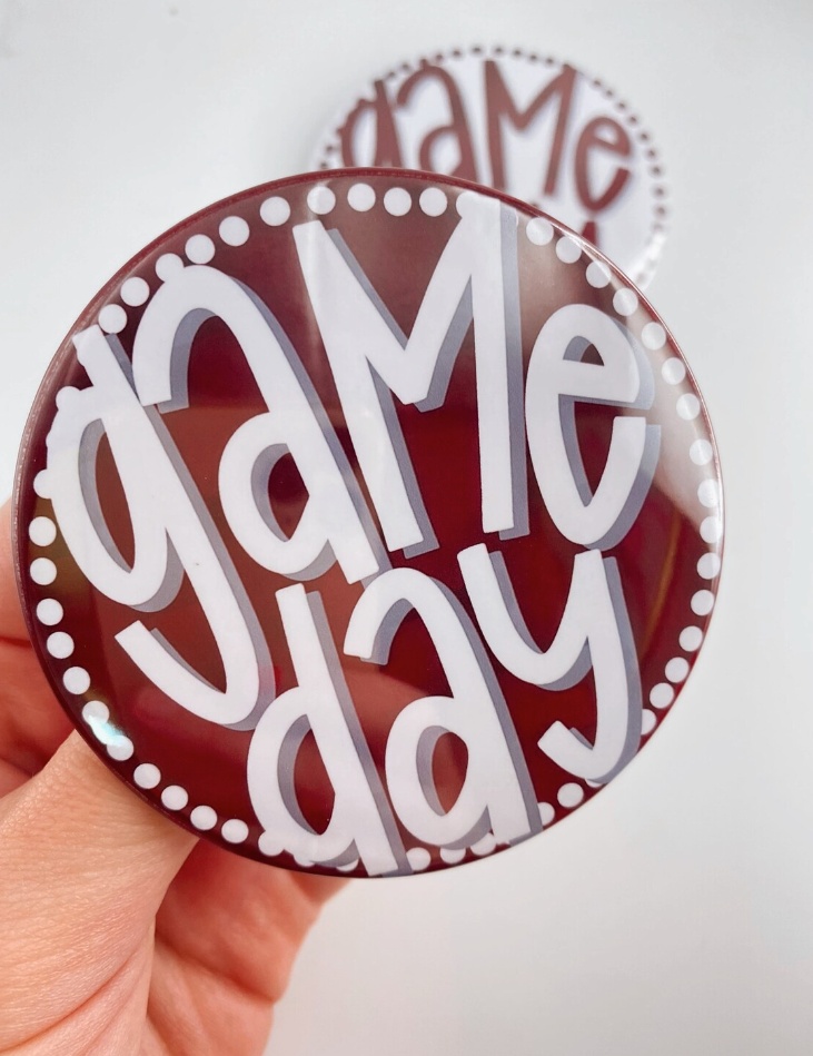 Tailgated Co. - Wholesale Reversspeld/knoop - Kastanjebruine Game Day Polka Dots op de achterklep | Game Day Pins1