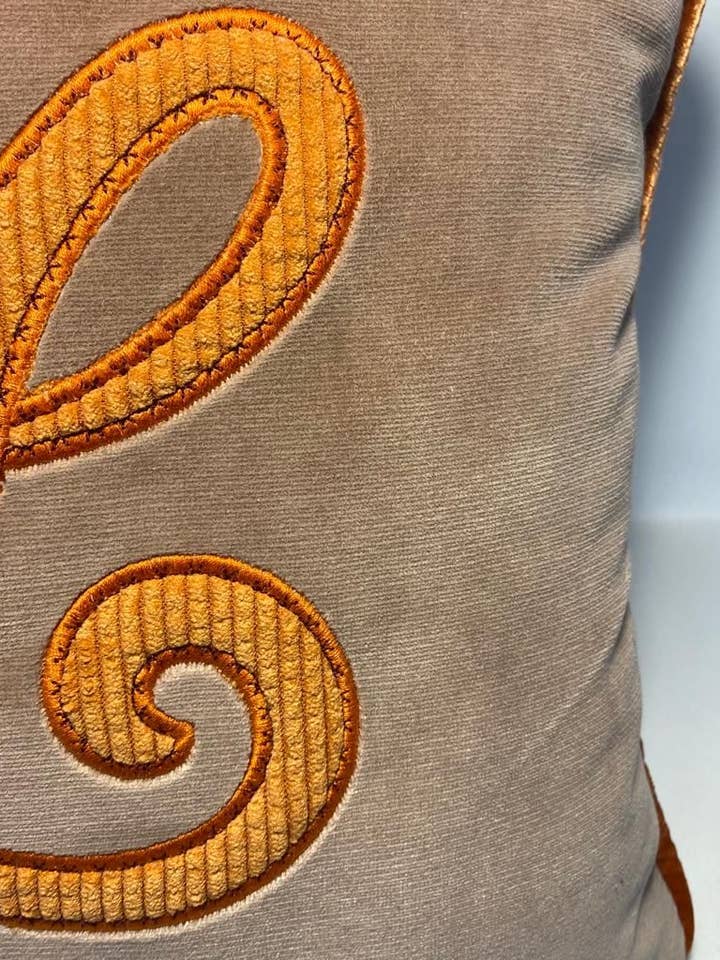 Cuscino in velluto "Luigi" per la vendita all'ingrosso da parte di Stamen Studio srl