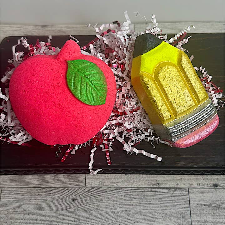 Mandatory Me Time - Vendita all'ingrosso Bombe/polveri da bagno - Bomba da bagno per il rientro a scuola | Matita | Apple | Regalo1