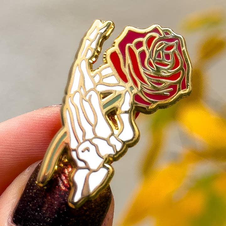 Skelettrose – Metamorkid x Kabujiro Emaille-Pin für den Großhandel von Kabujiro
