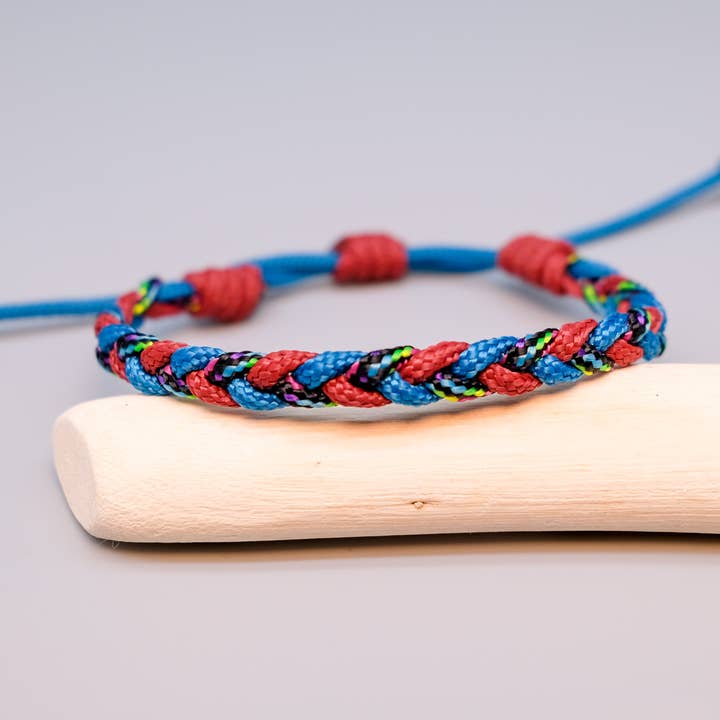 Gevlochten paracord-armband in blauw, bordeauxrood en zwart voor wholesale door La Fabrique du Noeud