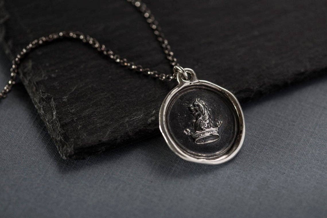 Plum and Posey - Venta al por mayor Collares con colgantes/abalorios - Coraje a soñar, león y corona — collar con sello de cera1