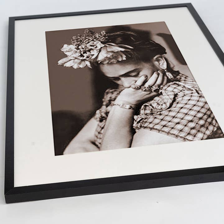 Nero Stampa artistica con immagine di Frida Kahlo con cornice in vendita all'ingrosso su Faire