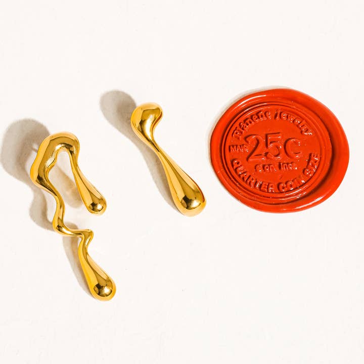 Flânerie by MAIQ - Venta al por mayor Pendientes de botón/aretes de poste - Pendientes desiguales fundidos en oro de 18K que no se empañan4