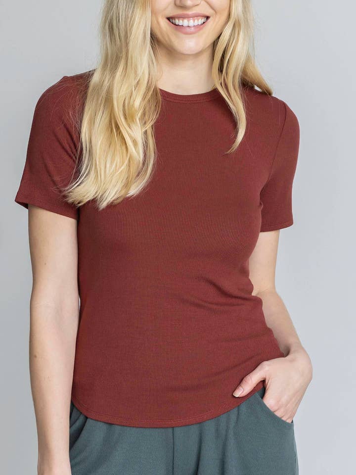 Essential Ribbad Kortärmad T-shirt i rost för wholesale av Grace and Lace