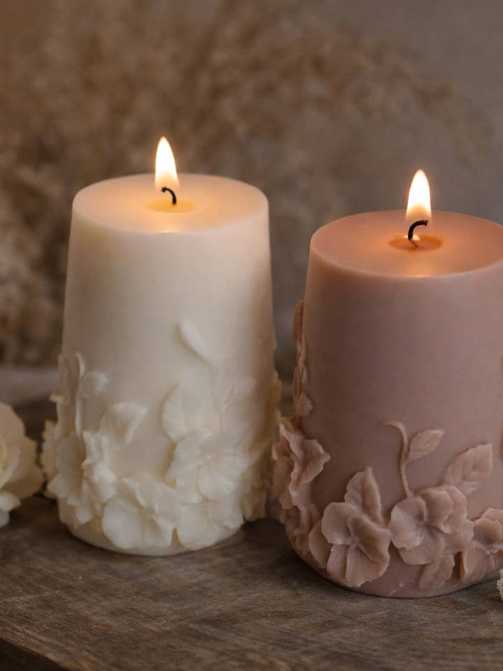 Vela de Pilar com Flores em Relevo | Decoração de Casa | Velas Wildflower por atacado de Interlude Candles