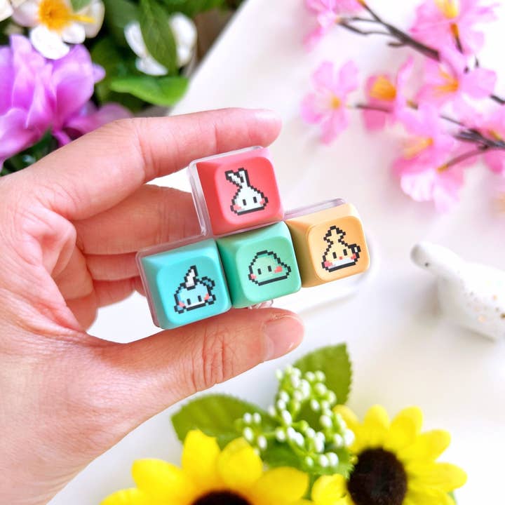 SumLilThings - Wholesale Keychain - Unisex - Pixel Keycap Keyboard Clicky Fidget Keychain1